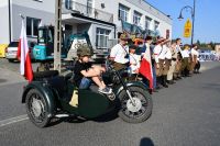 Ludzie podczas mszczonowskich obchodów 80. rocznicy wybuchu Powstania Warszawskiego
