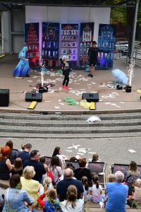 Dzieci i dorośli na scenie amfiteatru podczas przedstawienia