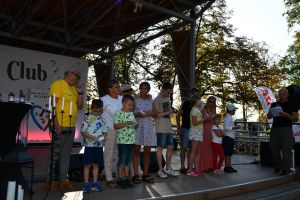 Zdjęcia: uczestnicy konkursy Wiedzy o Rodzinie Maklakiewiczów podczas wydarzenia pn. Ścieżkami Jana Adama Maklakiewicza -...