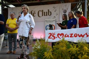 Zdjęcie: przedstawicielka rodziny Maklakiewiczów wręczająca nagrody podczas konkursu wiedzy o rodzinie Maklakiewiczów