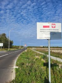 Zdjęcie z tablicą informacyjną