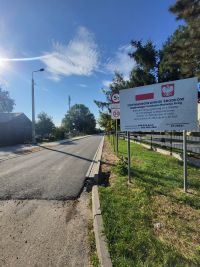 Zdjęcie: remontowana droga z tablicą informacyjną