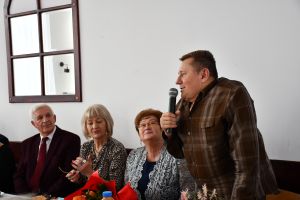 Zdjęcie: osoby uczestniczące w uroczystościach