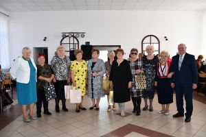 Zdjęcie: osoby uczestniczące w uroczystościach