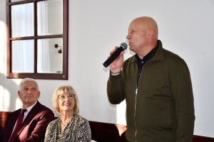 Zdjęcie: osoby uczestniczące w uroczystościach