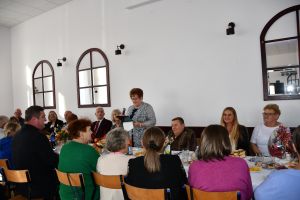Zdjęcie: osoby uczestniczące w uroczystościach