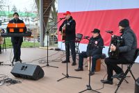 Zdjęcie: mężczyźni występujący na scenie