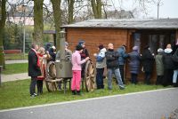 Zdjęcie: osoby jedzące grochówkę wojskową w parku miejskim