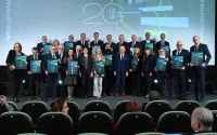 Zdjęcie: kobiety i mężczyźni - przedstawiciele samorządu trzymający dyplomy informujące o osiągniętym miejscu w Rankingu...