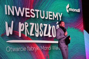Zdjęcie: mężczyzna prowadzący uroczyste otwarcie