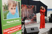 Zdjęcie: nastoletnia dziewczyna śpiewająca na scenie