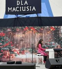 Zdjęcie: nastoletnia dziewczyna grająca i śpiewająca na scenie