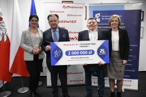 Zdjęcie: osoby uczestniczące przy podpisywaniu dofinasowania