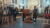 Zdjęcie: trumna z ciałem Burmistrza Mszczonowa stojąca przed ołtarzem w kościele