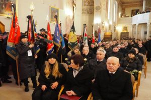 Zdjęcie: osoby uczestniczące w mszy żałobnej