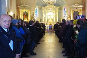 Zdjęcie: Msza żałobna - osoby zgromadzone w kościele