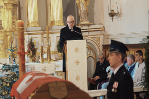 Zdjęcie: przemówienia władz samorządowych w kościele podczas mszy żałobnej