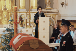 Zdjęcie: przemówienia władz samorządowych w kościele podczas mszy żałobnej
