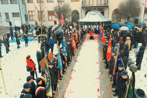 Zdjęcie: osoby żegnające Burmistrza stojące przed Urzędem Miejskim
