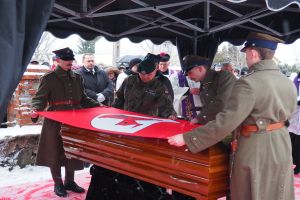 Zdjęcie: przedstawiciele Mszczonowskiego Stowarzyszenia Historycznego składający flagę Mszczonowa