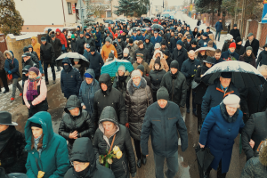 Zdjęcie: osoby uczestniczące w ostatnim pożegnaniu Burmistrza