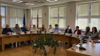 Elegancko ubrani ludzie na sali konferencyjnej ratusza