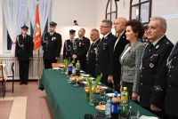 Zdjęcie: przedstawiciele władz samorządowych stojących za stołem podczas zebrania walnego OSP Mszczonów