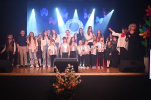 Zdjęcie: osoby występujące na scenie podczas obchodów Dnia Kobiet