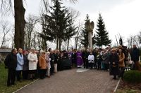 Zdjęcie: osoby zgromadzone obok kościoła podczas obchodów urodzin miasta