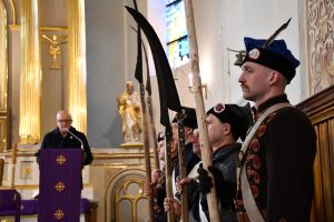 zdjęcie: osoby uczestniczące w uroczystej mszy świętej z okazji urodzin miasta