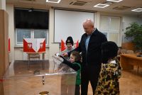 Elegancko ubrani ludzie na sali podczas głosowania