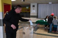 Elegancko ubrani ludzie na sali podczas głosowania