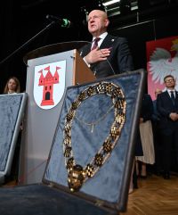 Zdjęcie: mężczyzna - nowy burmistrz Mszczonowa podczas składania przysięgi, obejmując urząd
