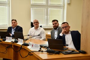 Zdjęcie: radni siedzący przy biurku