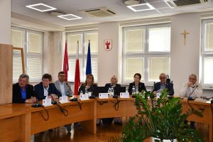 Zdjęcie: radni siedzący przy biurku