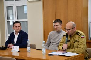 Zdjęcie: mężczyźni siedzący przy biurku