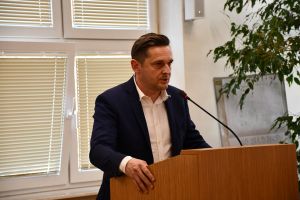 Zdjęcie: mężczyzna mówiący do mkrofonu