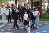 Zdjęcie: dzieci i przedstawiciele władz samorządowych