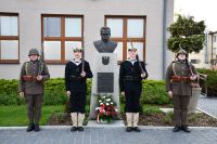 Zdjęcie: warta honorowa przy pomniku Piłsudskiego
