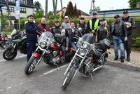 Zdjęcie: osoby stojące za motocyklistami