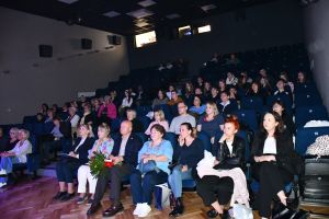 Zdjęcie: osoby siedzące na widowni