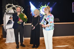 Zdjęcie: mężczyzna i dwie kobiety stojący przed sceną