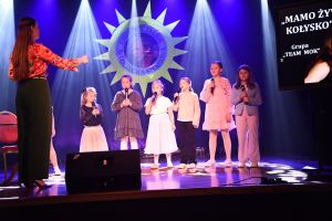 Zdjęcie: dziewczynki wsytępujące na scenie