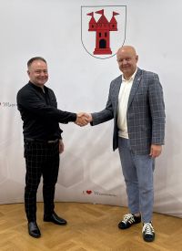 Zdjęcie dwóch mężczyzn trzymających się za rękę