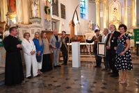 Zdjęcie: osoby zgromadzone wookół korony w kościele