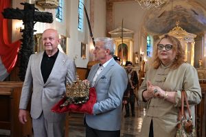 Zdjęcie: dwóch mężczyzn i kobieta z koroną