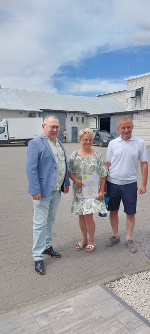 Zdjęcie: Przedstawiciele KRUS i nagrodzeni właściciele gospodarstwa