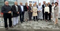 Elegancko ubrani ludzie na otwarciu centrum handlowego