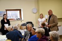 Zdjęcie: seniorzy podczas spotkania