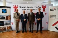 Zdjęcie: mężczyźni stojący na ściankach promujących